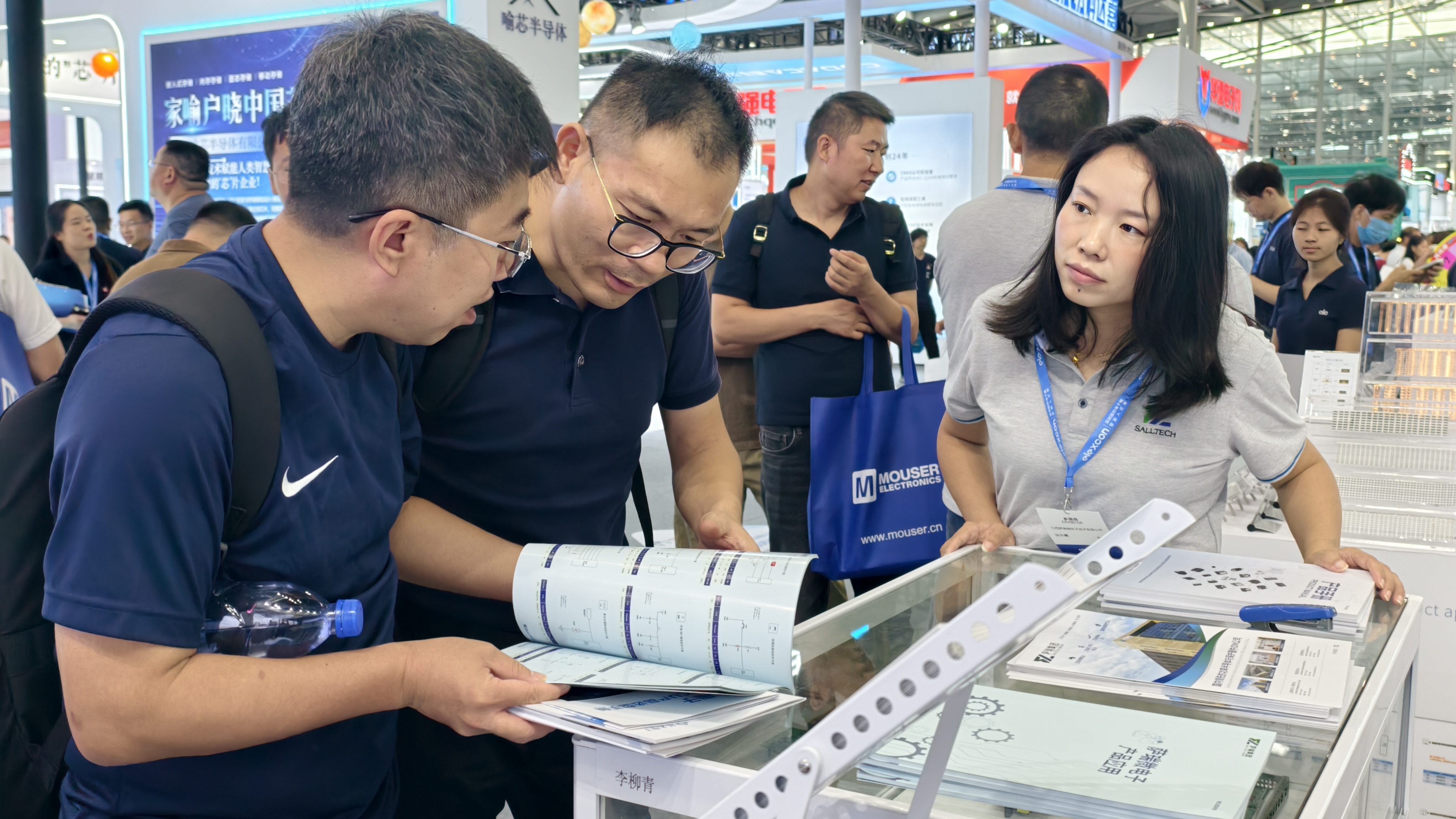 荣耀收官！江西w66利来微电子闪耀 2025 深圳电子展并荣获年度大奖